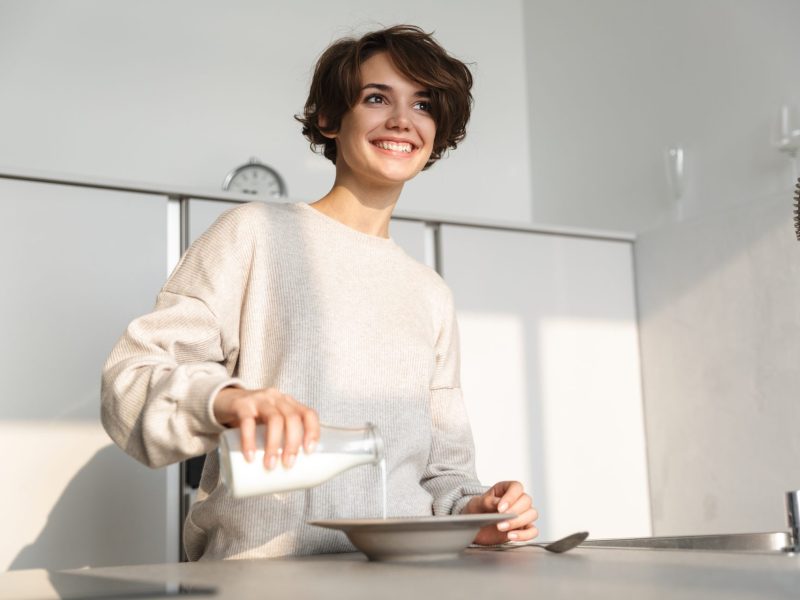 Frau Milch einschenken