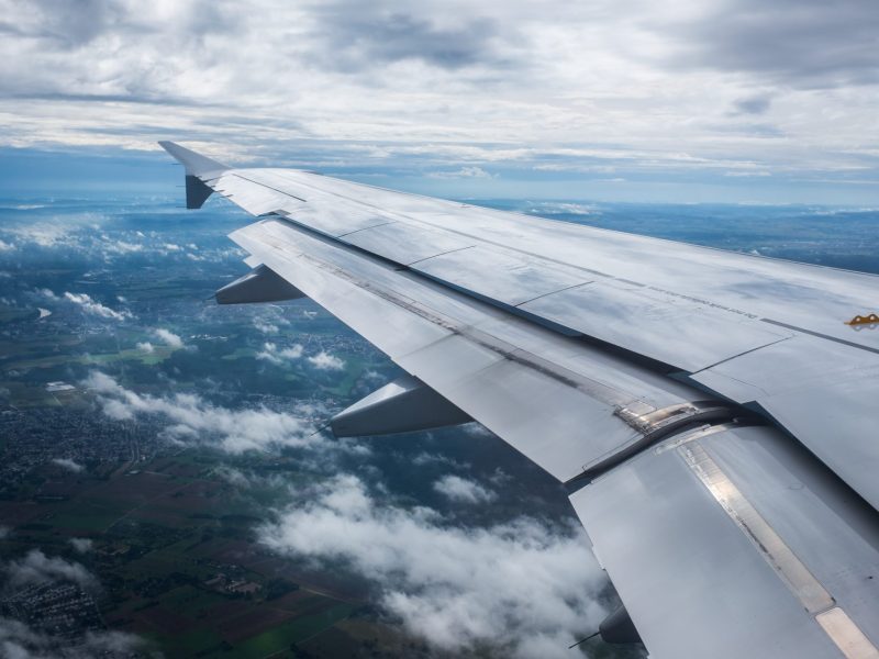 Flugzeug am Himmel zwischen den Wolken