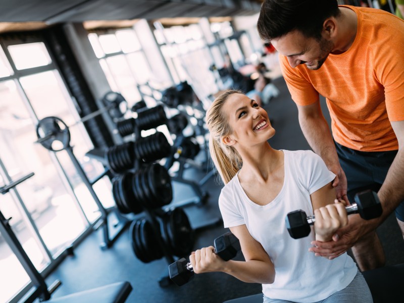 Hilfreiche Tipps, wie du jemanden im Fitnessstudio ansprechen kannst.