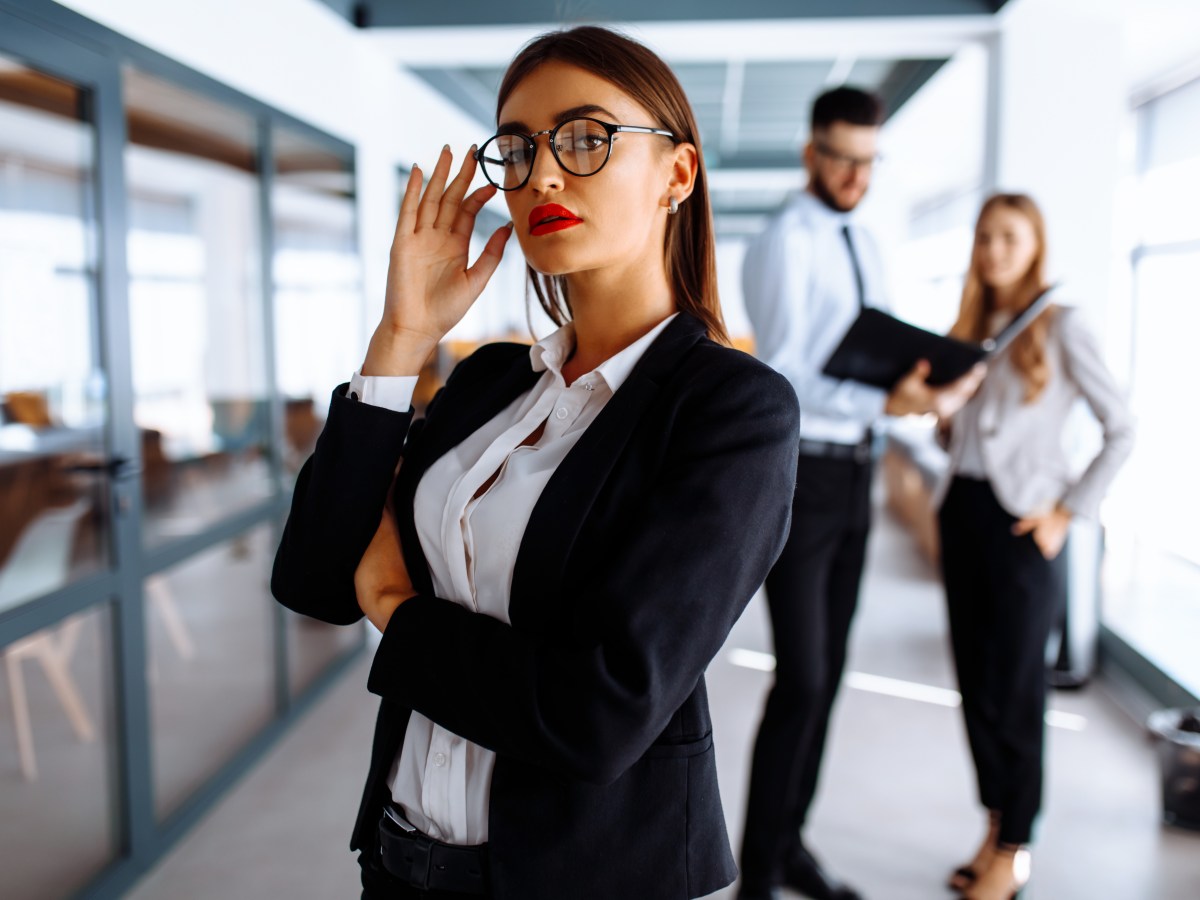 (Frau im Büro) Lieblingsfarbe und dein Job: Wie hängen sie zusammen?