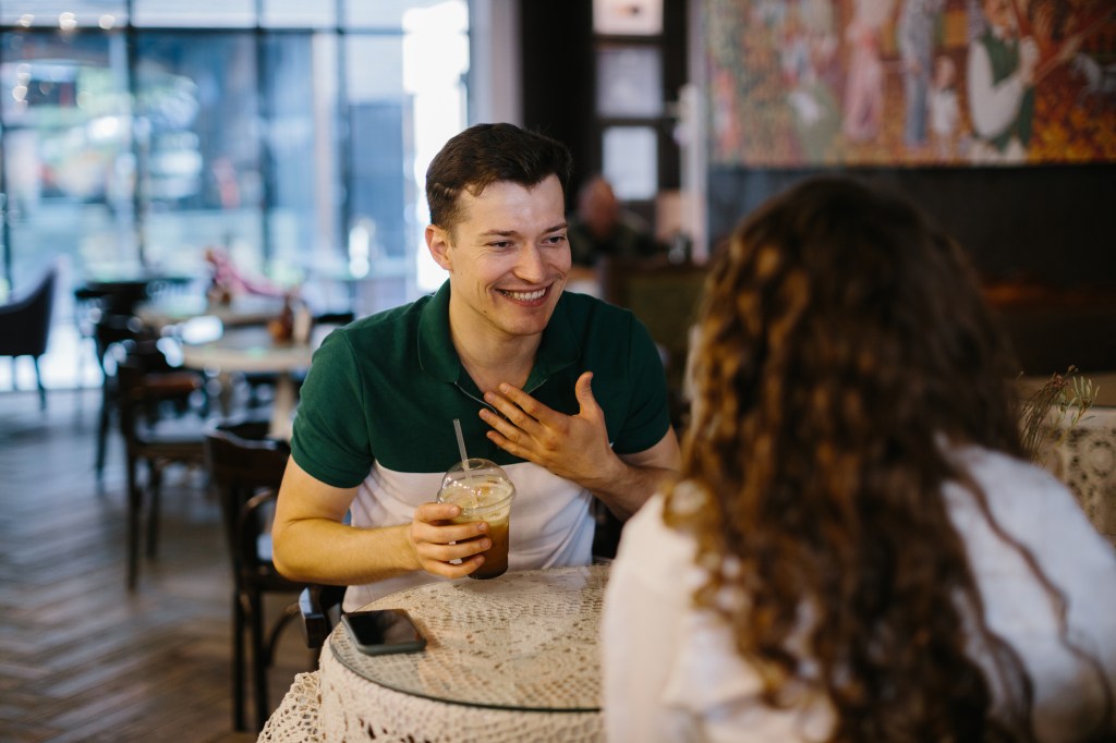 Mit jemandem im Café ins Gespräch zu kommen erfordert Mut.