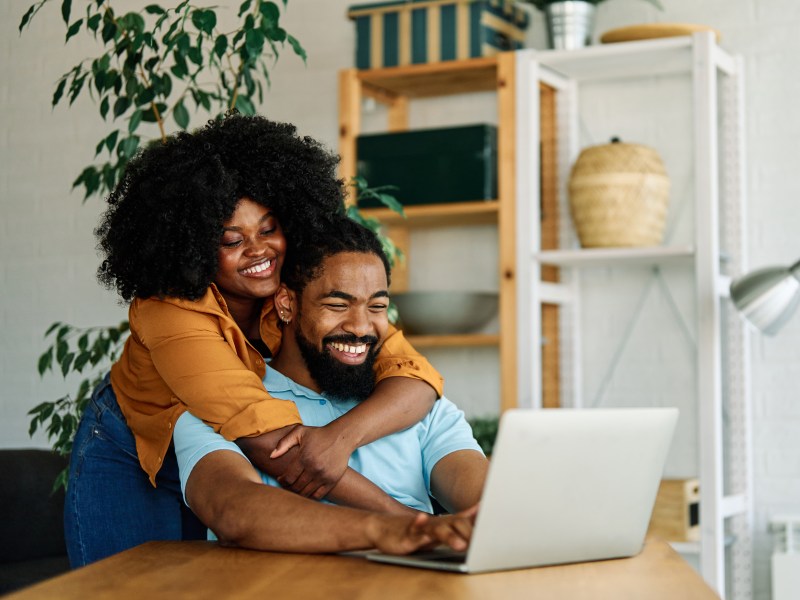 Bei dem Dating-Trend "NO-Launch" teilen Paare ihre Beziehung nicht in den sozialen Medien.