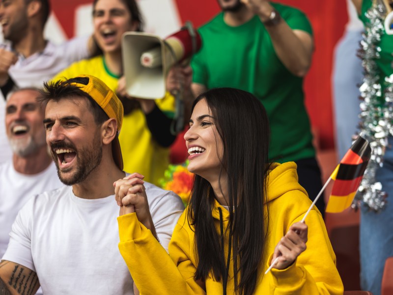 Du willst jemanden im Stadion ansprechen? Mit diesen Tipps gelingt es dir.