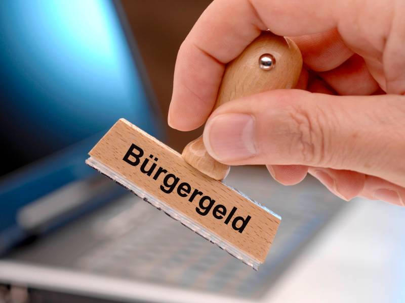 Auf einem Stempel steht das Wort "Bürgergeld".