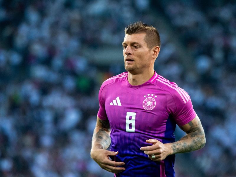 Toni Kroos mit pinkem EM-Trikot