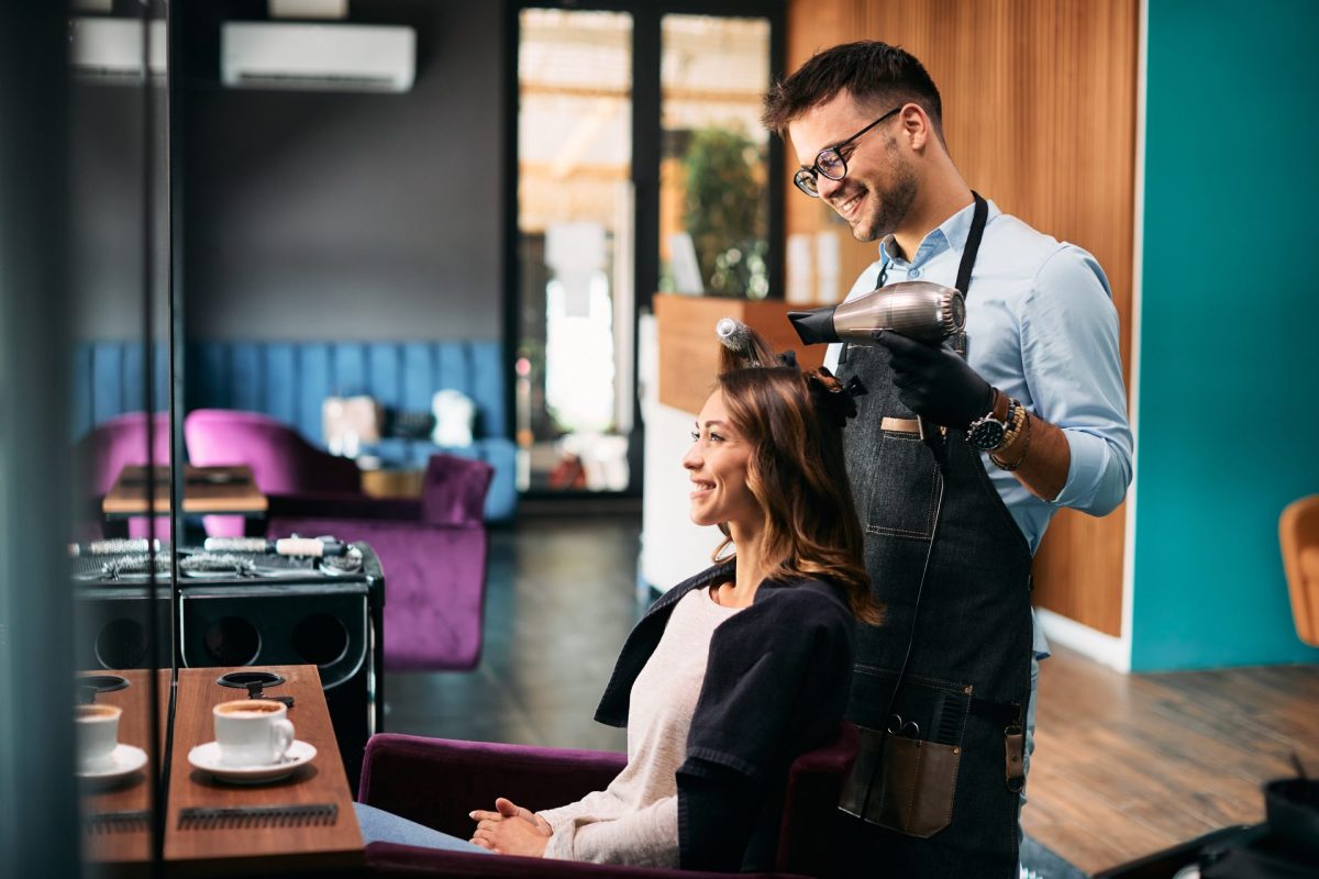 Frau beim Friseur