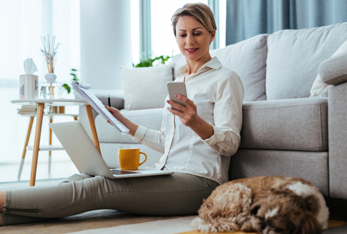 Hund schläft während Frau arbeitet