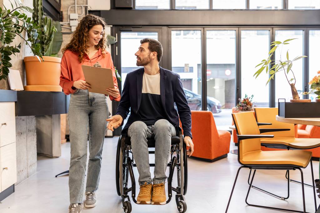 Frau und Mann im Rollstuhl