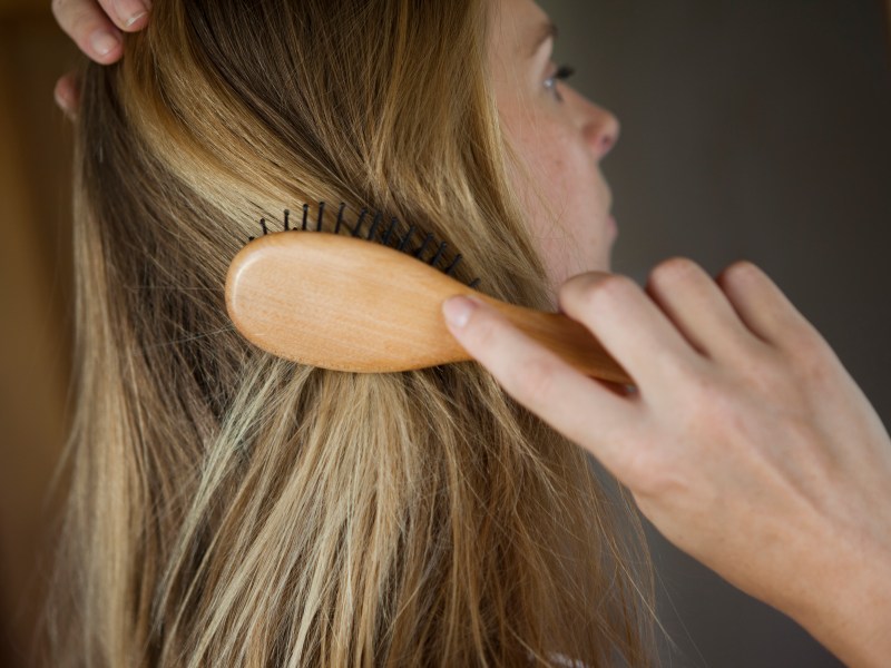 Frau bürstet sich Haare