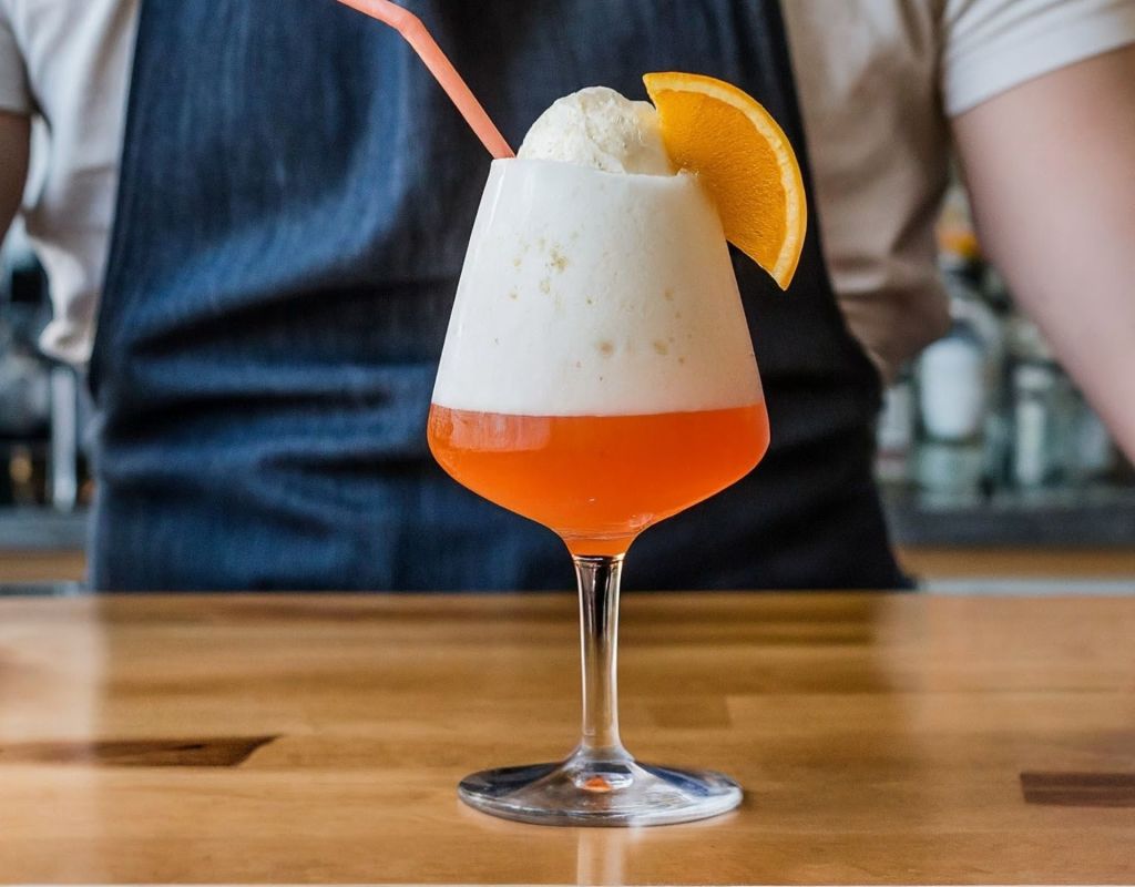 Aperol Ice Cream Float: Aperol und Vanille-Eis