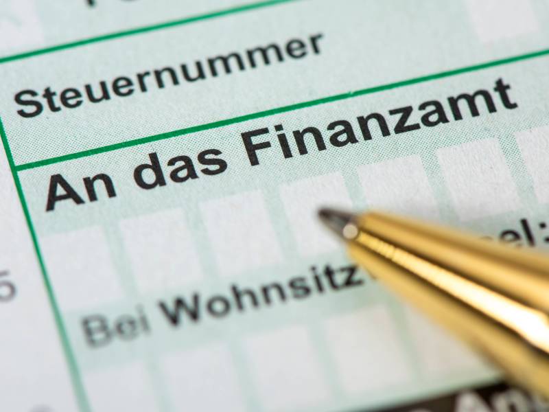 Hohe Steuerlast? Hausbesitzende sollten diese 4 Steuertipps kennen, um bei der Steuererklärung ordentlich Geld zu sparen.