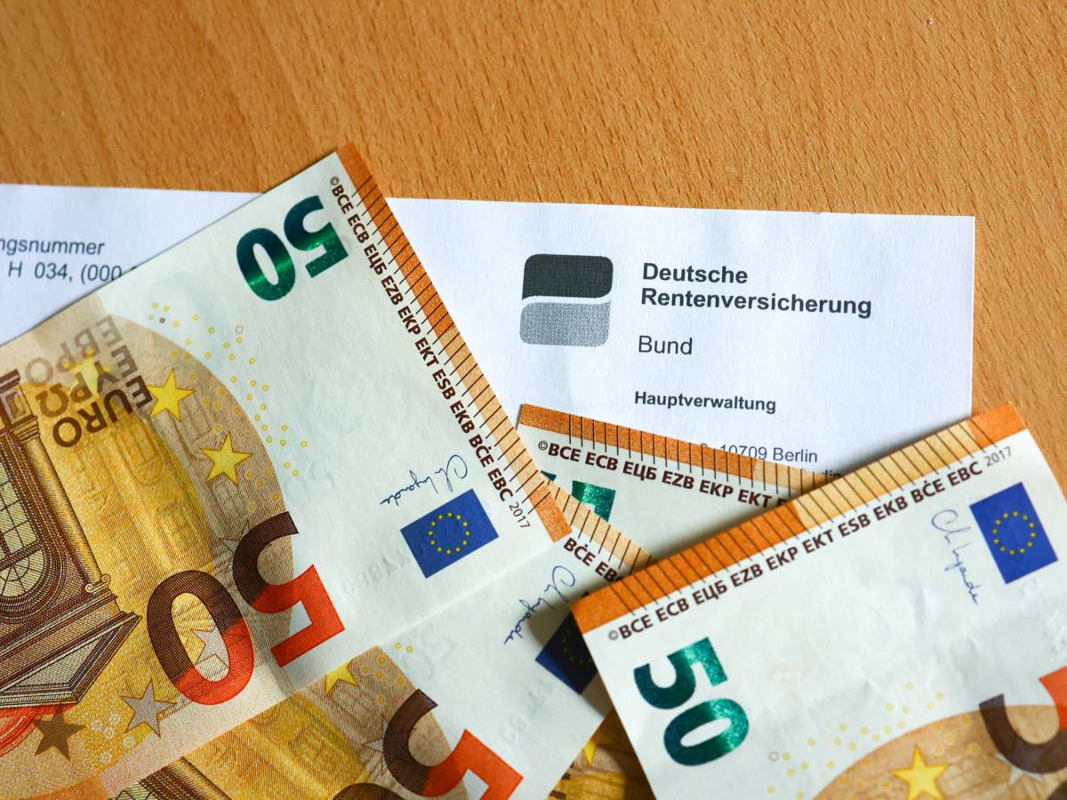 Neben einem Rentenbescheid liegen drei 50-Euro-Scheine.