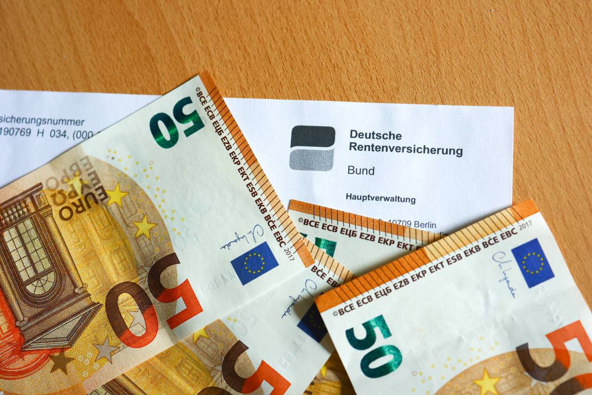 Neben einem Bescheid der Deutschen Rentenversicherung liegen drei 50-Euro-Scheine.