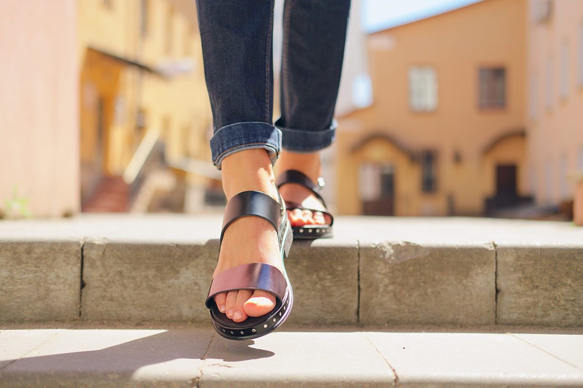 Sandalen und Jeans