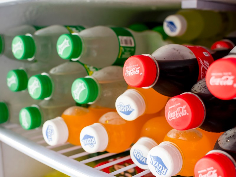 Softdrinks liegen im Kühlschrank.