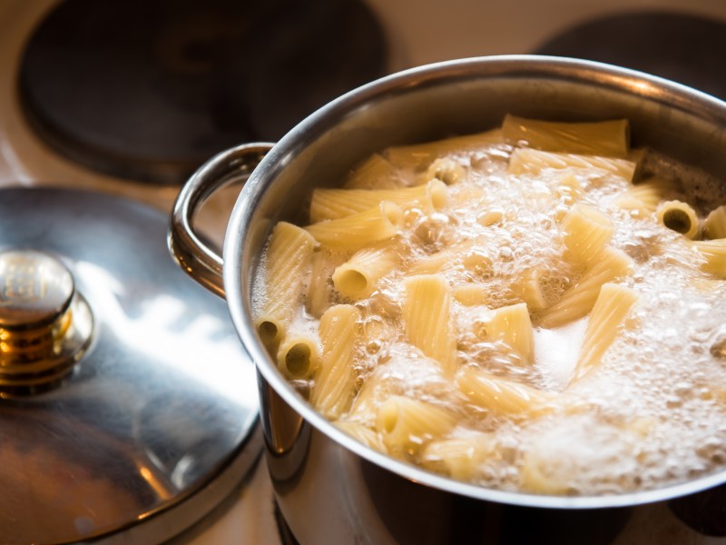 Küchen-Trick: So kocht dein Pasta-Wasser nie mehr über