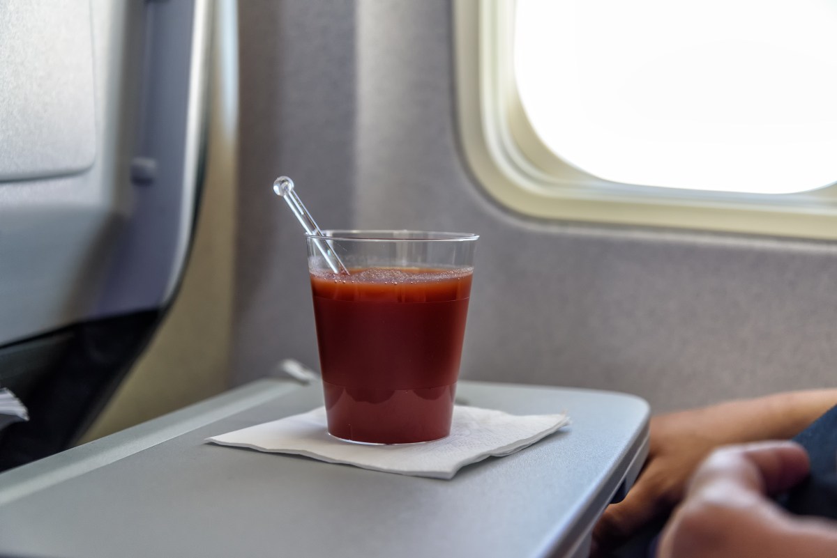 Flugbegleiterin erklärt, warum viele Passagier:innen an Bord Tomatensaft trinken.