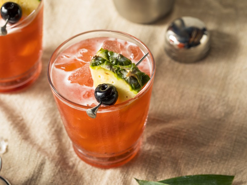 Tropischer Jungle Bird: Campari Cocktail! Wir haben das Rezept