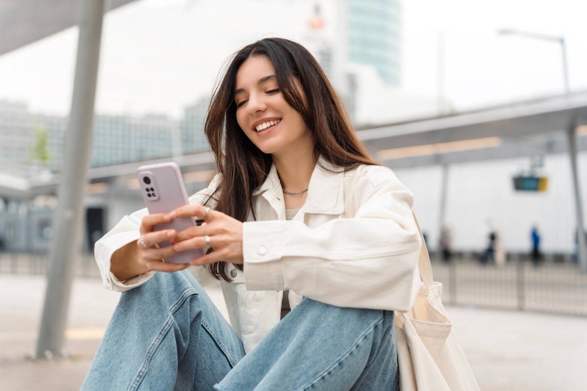 Persönlichkeitstest: Das verrät deine Handy-Haltung über deine Persönlichkeit.