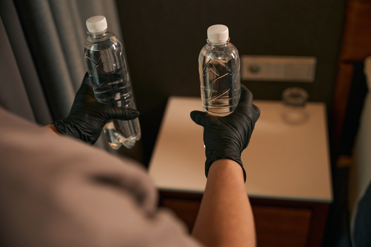 Flugbegleiterin verrät, mit welchem Trick du dich im Hotelzimmer sicher fühlst.