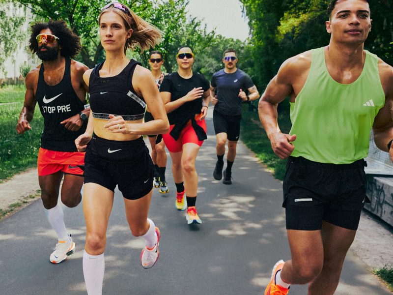 Gruppe trainiert gemeinsam für den Marathon