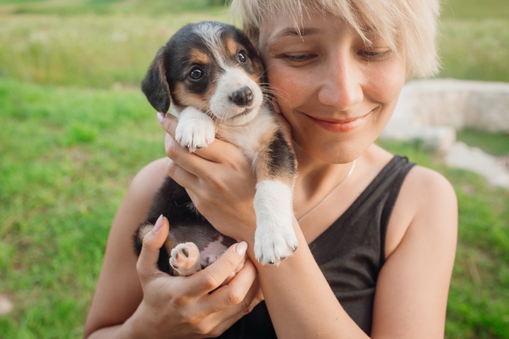 Frau mit Welpen