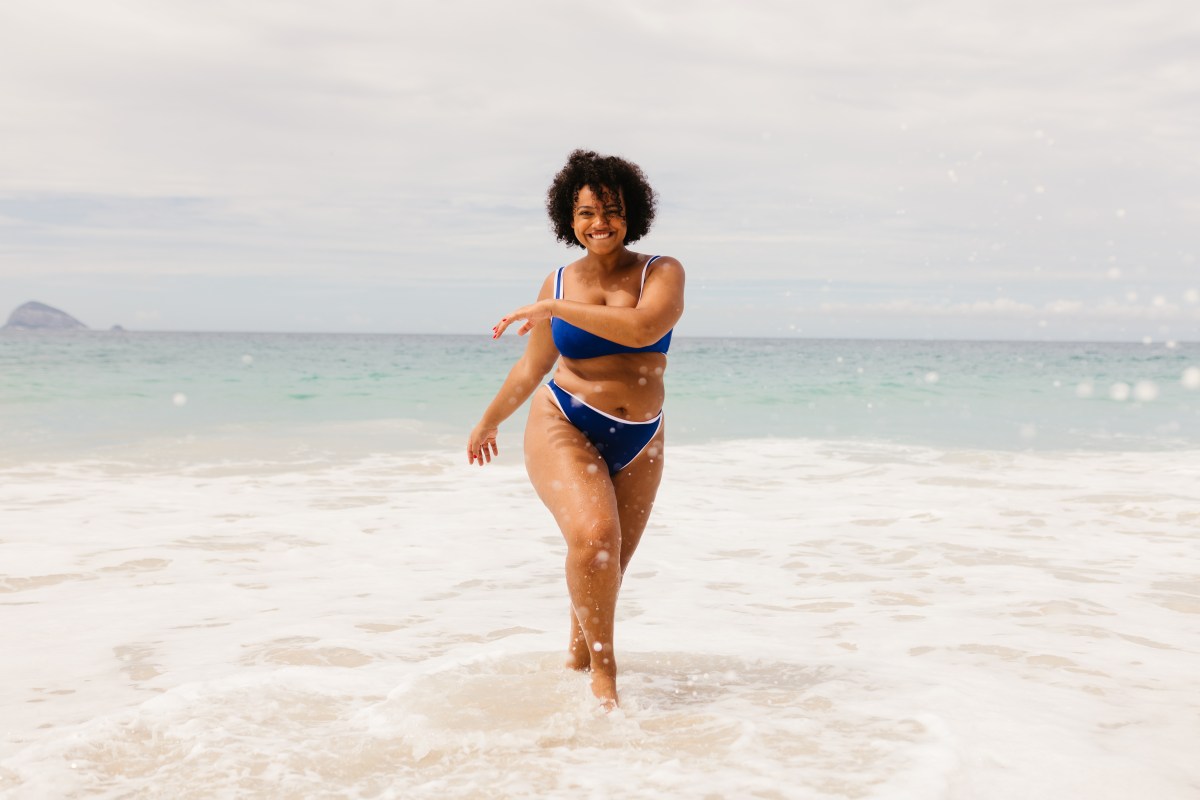 Frau mit Bikini im Wasser