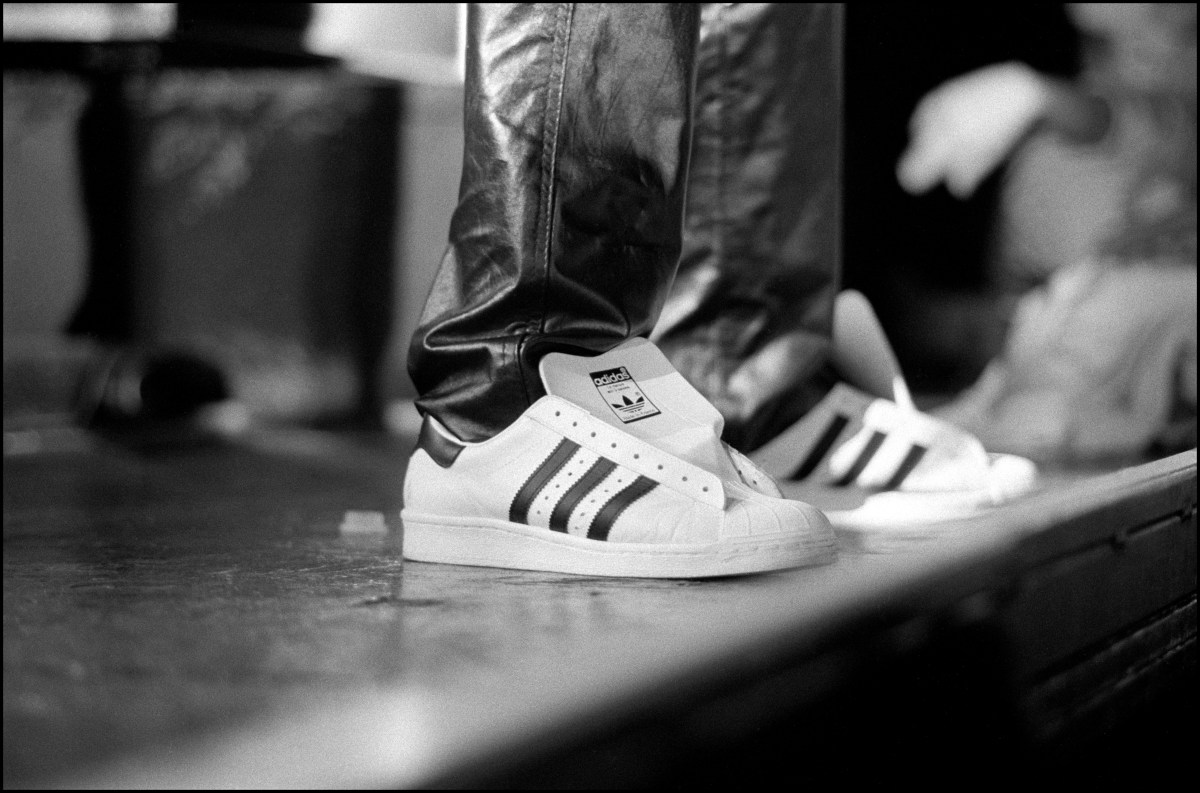 Adidas Superstars bei einem Run DMC Konzert