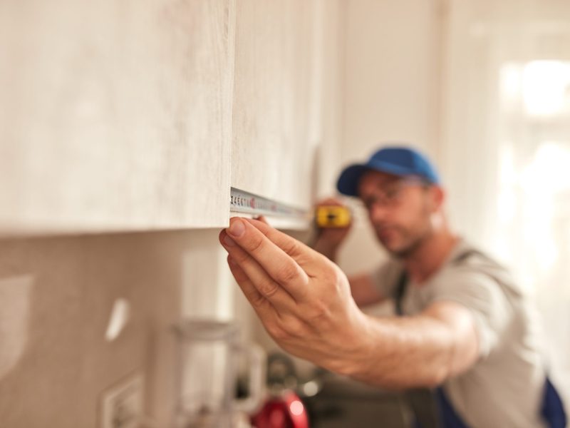 Handwerker montiert eine Küche