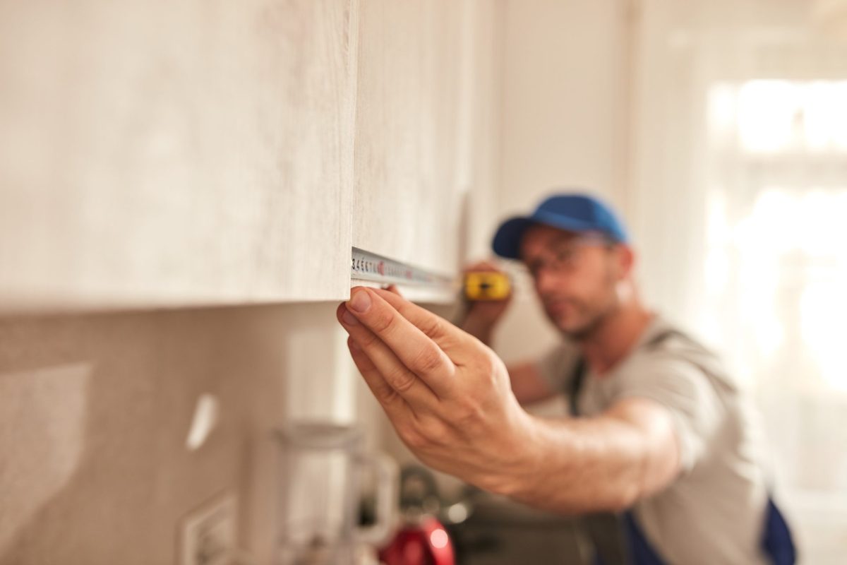 Handwerker montiert eine Küche