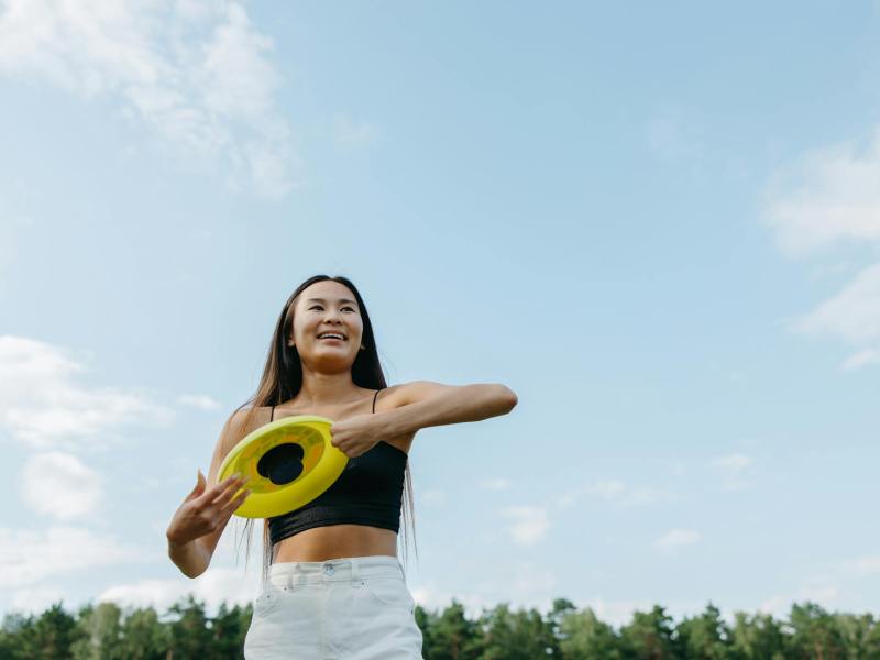 Frau mit Frisbee