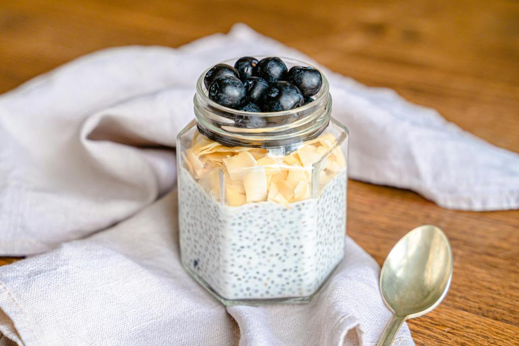 Chiapudding mit Kokoschips und Blaubeeren im Glas