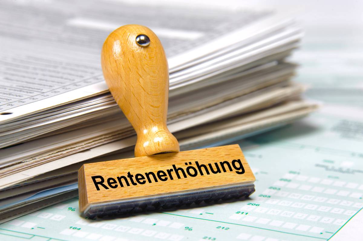 Auf einem Stempel steht das Wort "Rentenerhöhung". Darunter liegen Dokumente.