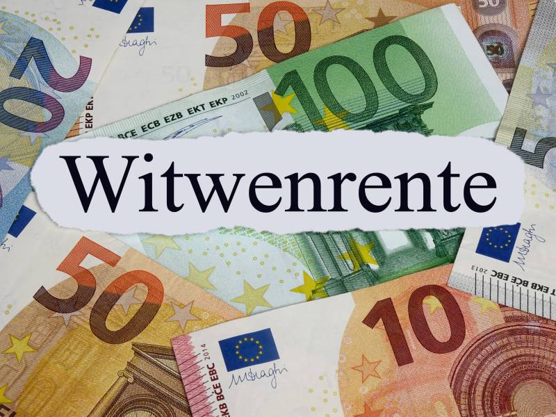 Zwischen Geldscheinen liegt ein weißer Zettel mit der Aufschrift "Witwenrente".