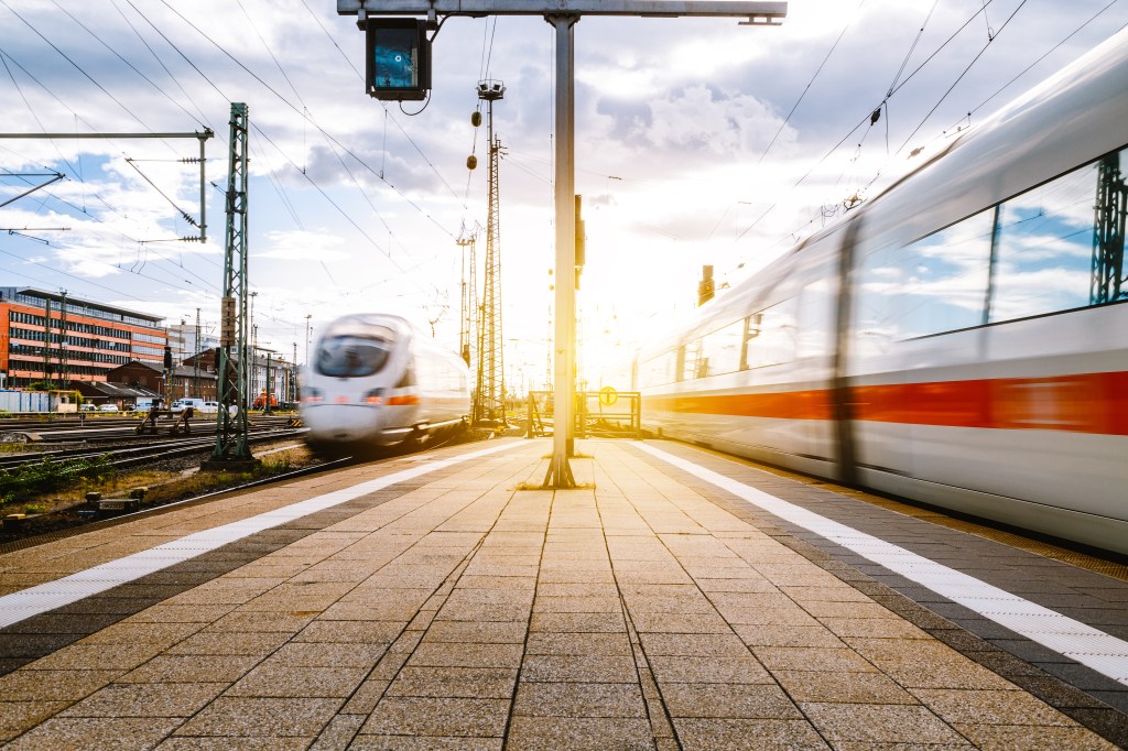 Statt über die Webseite der Deutschen Bahn zu buchen, kann es sich lohnen, über die Webseiten von ausländischen Bahnen zu buchen.