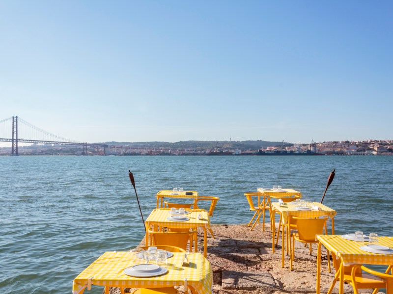 In Restaurants in Lissabon zahlen Einheimische oft weniger als Tourist:innen. Die Gründe.