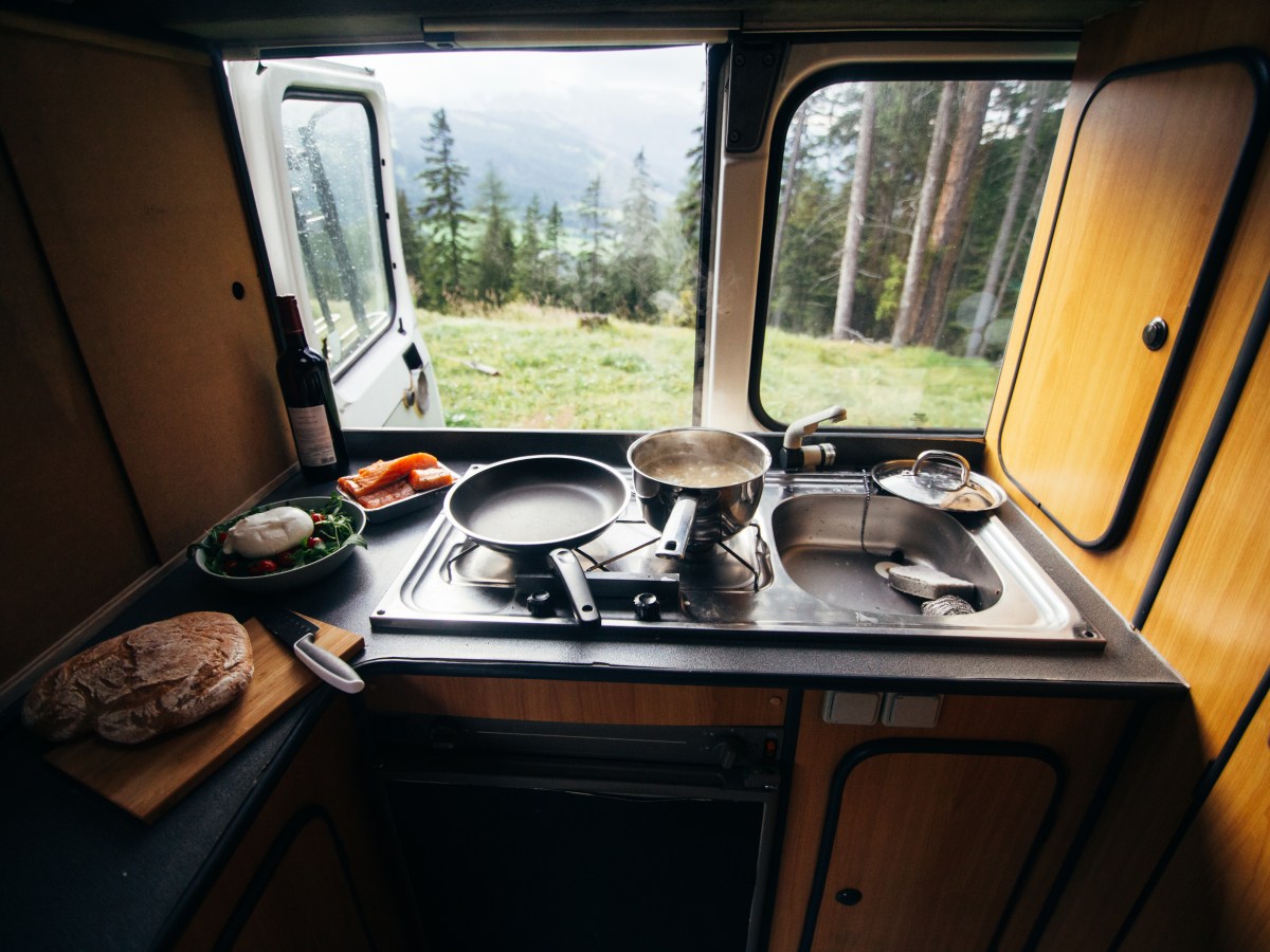 Vanlife: Camping-Küche – 20 Dinge, die du für unterwegs brauchst