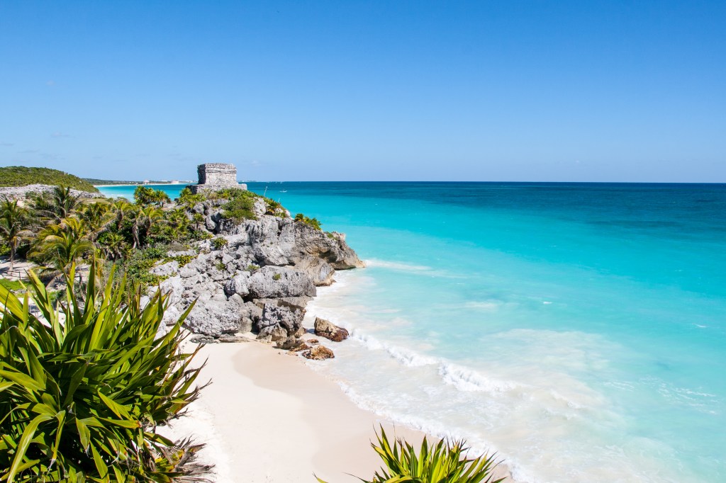 Strand von Tulum in Mexiko mit türkisen Wasser