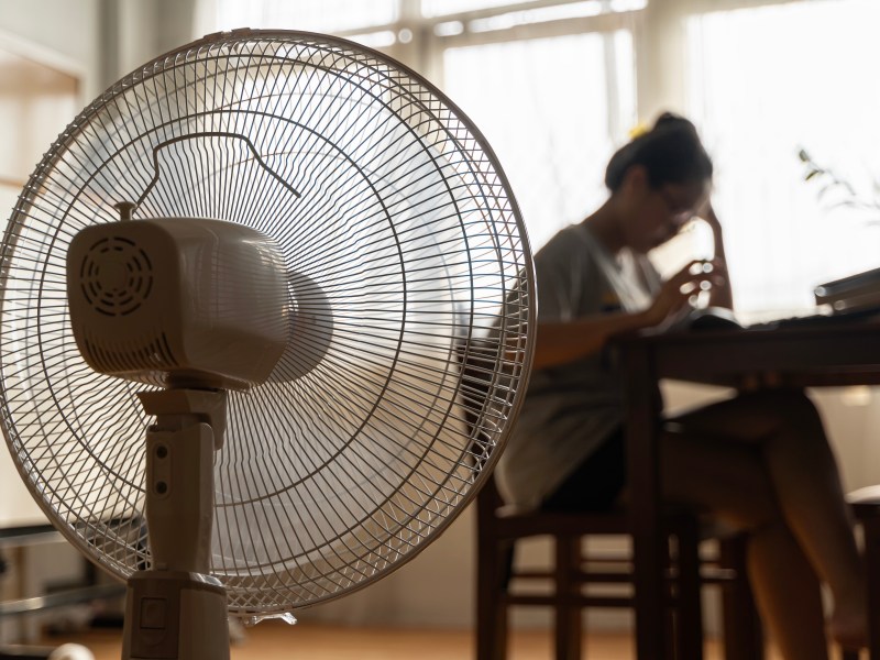 Die Hitze bleibt noch eine Weile. Der Feuerwehr-Trick sorgt dafür, dass dein Ventilator deutlich besser arbeitet, und er ist so einfach.