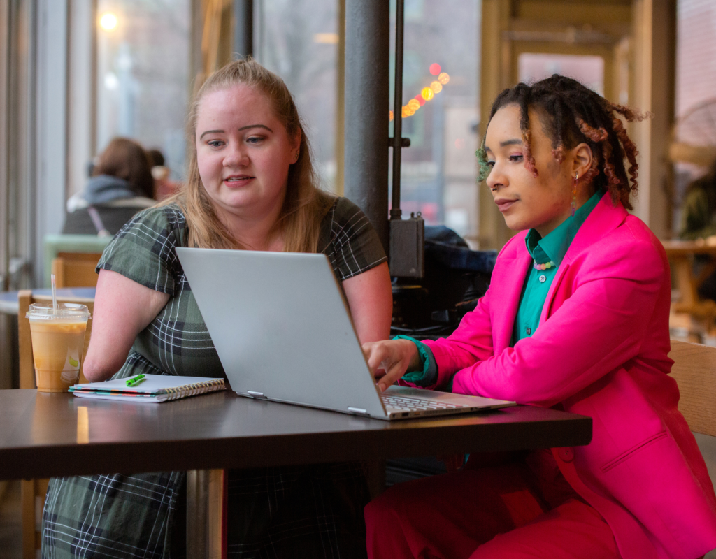 Zwei Frauen sitzen am Tisch im Café