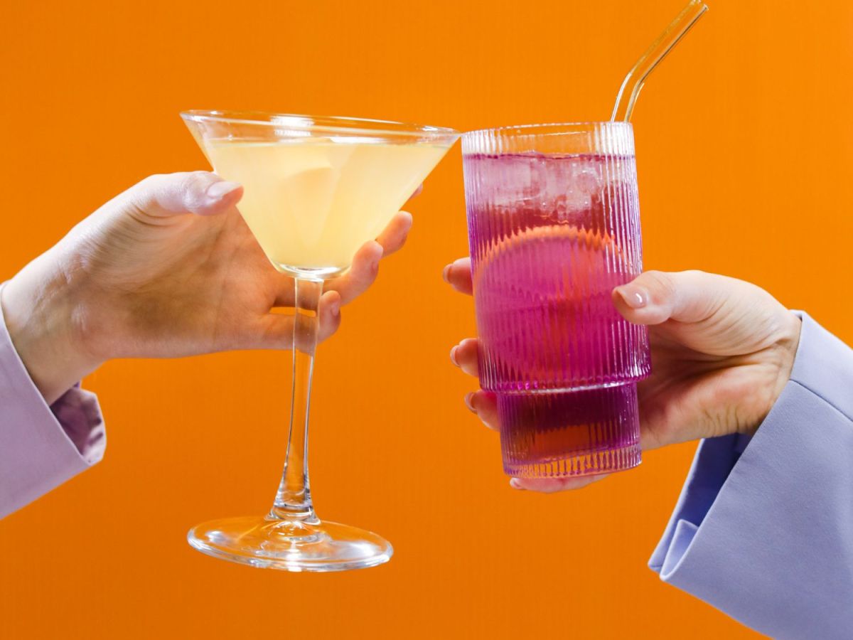 Vergiss das Eisfach: Mit diesem Küchenrollen-Trick wird dein Getränk sofort kalt