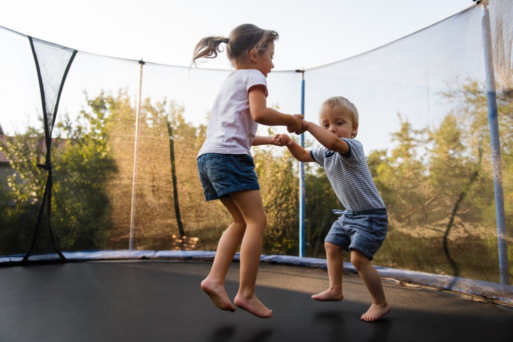 Kinder auf dem Trampolin