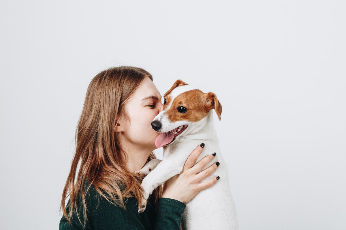 Frau kuschelt mit Hund