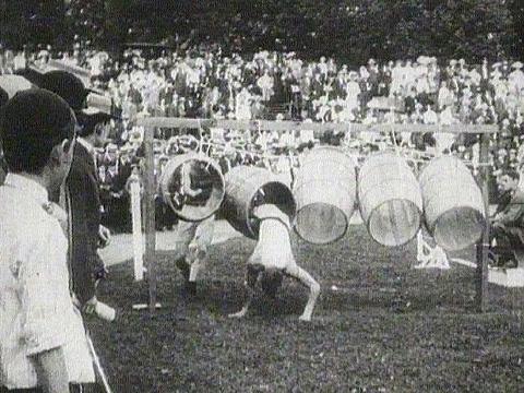 1. Olympisches Tonnenspringen