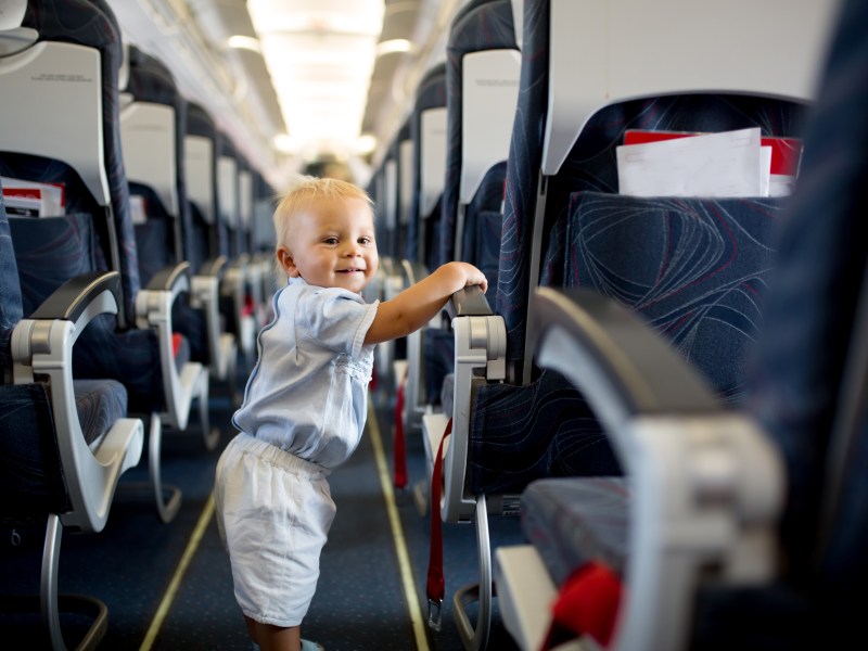 Fliegen mit Baby: Mit dieser Checkliste wirst du nichts Wichtiges vergessen.