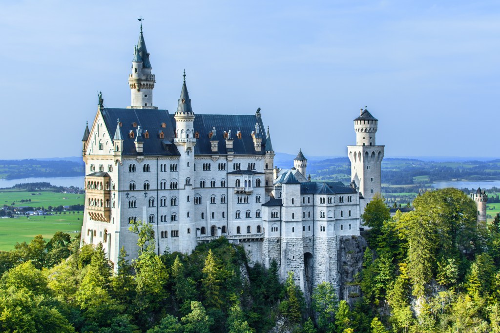 Die Parkgebühren liegen in Deutschland oft per zehn Euro pro Stunde, wie am Schloss Neuschwanstein.