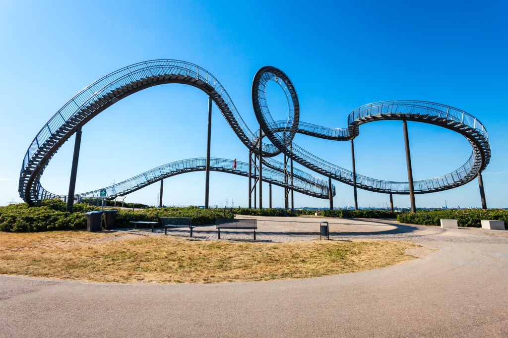 Die Skulptur „Tiger and Turtle“ zählt zu den bekanntesten Sehenswürdigkeiten in Duisburg.