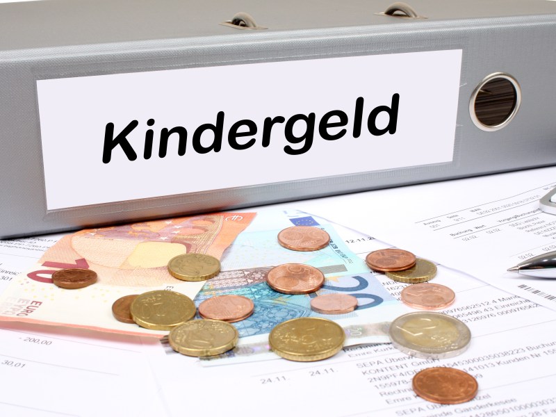 Viele Familien sind auf Kindergeldzahlungen angewiesen. Umso erschreckender, wenn auf einmal ein Schreiben der Familienkasse mit Rückforderungen des KIndergeldes ankommt. Das musst du jetzt wissen.