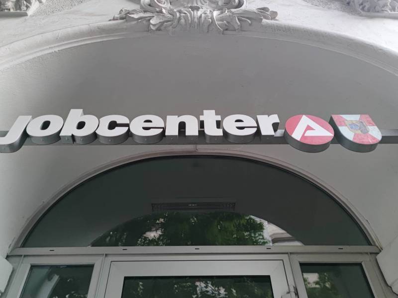 Am Eingang eines Gebäudes steht der Schriftzug "Jobcenter".