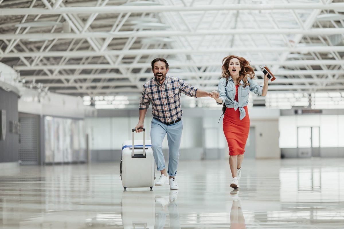 Frau und Mann rennen zum Flieger